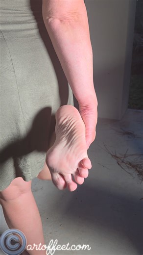 Taylyn showing her wrinkled little soles and toe wiggles! | Art_of_Feet