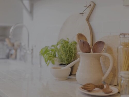 WHAT DO YOU SEE IN THE KITCHEN