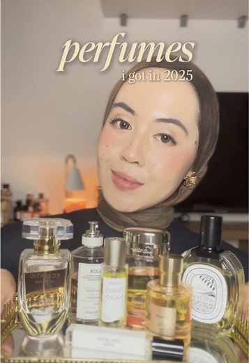 reviewing all perfumes that i got in 2025 😙⭐️ ((ternyata lumayan panjang ya videonya whoops🙃)) perfume mentioned: 🤍 replica - springtime in a park 🤍 diptyque - eau moheli 🤍 cartier - baiser volé (lys rose) 🤍 ahres japan - sayu 🤍 cosmic mansion - girl in flower 🤍 liber - flower society 🤍 pendora scent - ecstatic #replicaspringtimeinapark #diptyqueeaumoheli #cartierbaiservole #ahresperfume #liberflowersociety