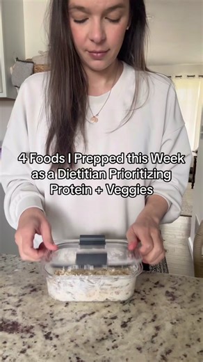 Save some easy meal prep ideas 👇🏻 When I’m “meal prepping”, I’m really not a fan of prepping entire meals for the week. Instead, I like to focus on versatile easy foods that can be used in a variety of ways. It’s also a good idea to focus on prepping foods that you’re trying to eat more of during the week. In this case, protein and veggies! Here’s what I prepped this week: 1. 4-ingredient chicken salad (full details @ https://thebalancednutritionist.com/4-ingredient-chicken-salad/ 2. Honey gar