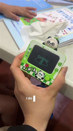 Teaching a K.3 with a K.3-level drawing. That was the best I could draw though.😂 #สอนภาษาอังกฤษ #ฝึกภาษาอังกฤษ #ฝึกภาษาอังกฤษ ##learnenglish #guessinggame