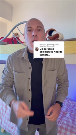 Risposta a @Maurizio Bonuccelli “Serve uno psicologo.” Sai che c’hai ragione? Infatti l’ho fatto. Solo che uno psicologo non può restituirmi il tempo che non passo con mia figlia. Quello lo sto ricostruendo io. Un Natale alla volta. Una telefonata alla volta. Un letto a castello alla volta. Questo format nasce per questo: non per rispondere a chi provoca, ma per parlare a chi si sente giudicato mentre sta solo cercando di restare in piedi. Qui non ci lamentiamo. Qui ci proviamo. Anche quando fa 