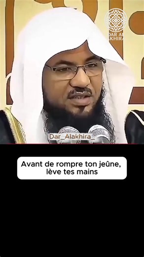 Ô toi qui as été choisi pour atteindre le mois du jeûne, Sache que ce temps n’est point un passage… mais un trésor descendu des cieux. Ramadan est un cadeau immense Alors ne sois pas de ceux que la distraction dépouille, Ni de ceux dont les langues se taisent alors que les portes sont ouvertes. Fais de ta langue un fleuve qui ne cesse d’invoquer, Et de ton cœur un sanctuaire pur, affiné par la présence, concentré vers le Très-Haut. Car une seule invocation, sincère dans l’obscurité d’un instant,