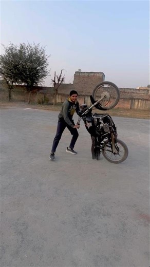 Splendor bike ke stunt krte krte bachi jaan 😱