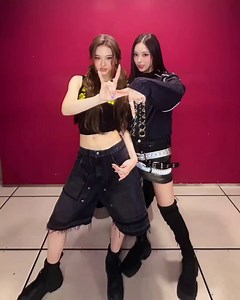 한지훈 핸즈업 챌린지 볼시간이다 영상 틀어라00:08 앞으로 나올때 자연스럽게 발 콩콩00:12 손 모아 위로 올릴때 고개도 같이 뒤로00:18 클라이막스부분 손목 확실히 붙여서 화려하게 손 감아주고 팔 쫙핀채로 정면 정박에 두번 동작00:22 정박에 팔 쫙핀채로 두번 크게 돌리기00:30 뒤로 들어갈때 어깨 골반 웨이브 넣어서 자연스럽게 해주고 다리 동작 확실하게이 챌린지가 좋다고 느끼는건 지훈이가 동작을 크고 정확하게 하는데 정박에 다 때려넣어서 그런거임