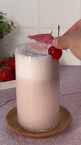 🍓🥥 ¡Una bebida que sabe a verano! Prepara esta deliciosa y cremosa Agua de Fresa Colada con Leche Evaporada CARNATION® CLAVEL® — ideal para los días de calor. Con fresas, coco y ese toque que solo tú sabes dar 💖 ✨ Fácil ✨ Refrescante ✨ Perfecta para compartir Guárdala para probarla este fin. ☀️ 👉🏻 Aquí el paso a paso: https://nes.tl/693083 #RecetasNestlé #CarnationClavel #AguaDeFresa #HechoEnCasa | Recetas Nestlé