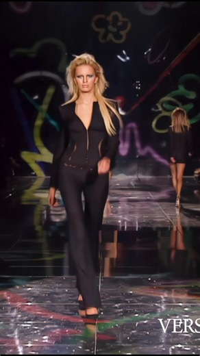 @highfashion_gallery on Instagram: "😘💋 Karolina Kurkova walking for Versace Spring Summer 2002 #karolinakurkova #versace #fashion #model #runway"