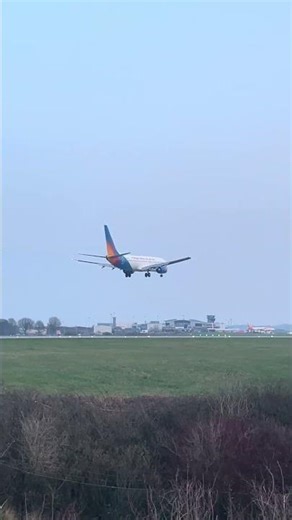 Rare jet2 737-800 without winglets (G-GDFJ) landing into Leeds Bradford #aviation #planespotting