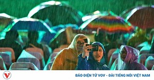 Dân Đà Nẵng đội mưa đếm ngược đón Năm mới 2017