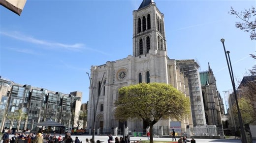 Île-de-France: la première pierre de la nouvelle flèche de la basilique Saint-Denis a été posée
