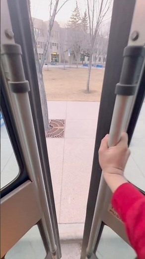 Demonstration of a 1982 GM fishbowl rear door