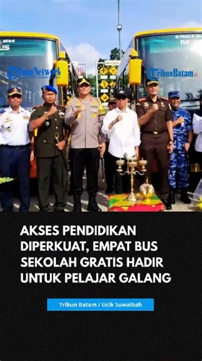 Dinas Perhubungan (Dishub) Kota Batam menyerahkan empat unit bus sekolah gratis untuk melayani pelajar di wilayah hinterland Galang. Penyerahan secara simbolis berlokasi di Kantor Dishub Batam, Selasa (30/12/2025). Kepala Dishub Batam, Leo Putra mengatakan, kondisi bus lama dinilai sudah tua dan belum mampu menjangkau seluruh kebutuhan pelajar. “Dengan tambahan empat unit bus baru, layanan transportasi pelajar di Galang kini sepenuhnya ditanggung Pemkot Batam. Bagi pelajar yang bersekolah di kaw