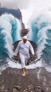 Pak Haji Viral membelah lautan 😱/ mr haji viral is back in action 😱 ⚠️ “Ini hanya konten fiksi AI untuk hiburan” ⚠️ Tidak berdasarkan kisah nyata, Hanya Untuk Hiburan Semata 🙏🏻Tidak ada niat menyinggung tokoh dan pihak manapun🙏🏻 #ai #viral #aivideo #goodvibes | Vina Saswita