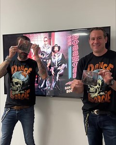 The BossHoss are back with a big Bang 💥 ! Mit ihrer neuen Single „Dance The Boogie“ gibts einen ordentlichen Dancefloor-Kracher, der mit BossHoss-Wumms steil nach vorne geht und müde Beine direkt in den High-Voltage-Duracell-Modus befördert! ▶️ Alle Infos zum exklusiven Single Fan-Bundle hier! | The BossHoss