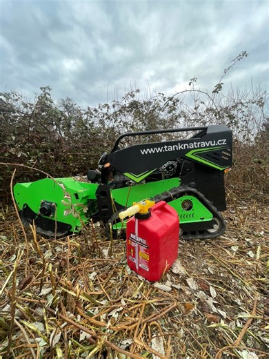 Dneska to byl v terénu čistý očistec! 🌪️ Tam, kde by se s křovinořezem někdo trápil 4 dny, my jsme to s naším tankem sfoukli za necelých 6 hodin. ⚡ Nálety byly fakt brutální – silné stromy a větve už jsou práce pro těžkou techniku, ale tohle jsme vyčistili do čista. Máme odpracováno a jdeme dobít baterky. 🔋 #tanknatravu #terennicisteni #profesionalniprace #zahrada | Tank na trávu