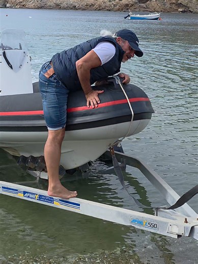 Πως βγάζουμε την βάρκα / σκάφος απο την θάλασσα στο τρέιλερ εύκολα , όταν είμαστε μόνοι μας χωρίς βοήθεια απο δεύτερο άτομο. @ Loukianos Boats www . varkes . gr #σκάφος #βάρκα #τρέιλερ #θάλασσα #loukianosboats