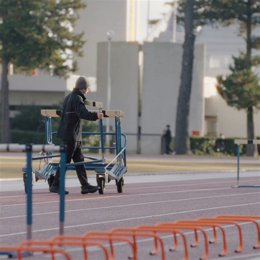 DHC（ディーエイチシー）公式 on Instagram: "新しいCMでは、​ 二宮さんは陸上監督役、​ 白本さんはその部員役。​ 撮影現場にはハードルが。​ さて、どんなCMになったのでしょうか。​ #DHC年始のごあいさつ"