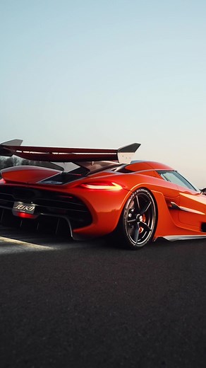 Koenigsegg Jesko Absolut vs Attack: Speed Showdown