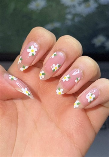 Unhas em Gel com Pétalas: Nail Art Bianco Puríssimo