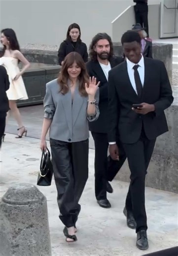 Elizabeth Olsen and Robbie Arnett at the Givenchy show. Paris Fashion Week Fall 2026 #elizabetholsen #robbiearnett #givenchy #parisfashionweek