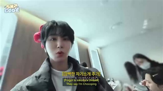 [Tiny Chocoping🐹🍫🎀] 🐹: They say I'm Chocoping~ (mọi người kêu bé là Chocoping á~) 🥟: Because you're tiny, like a chocolate? (tại bạn nhỏ chút xíu à, như cục socola zầy í?) 🐹: 😠😠😠 🥟: Sorry~~ (ờm anh hin nhũi ^^) __________ Thì bé Jisungie chạ đúm là cóa chút éc à😾😾😾 #Hyunjin #현진 #HAN #한 #StrayKids #스트레이키즈 Cre vid: yslcheol. | H.A.N - 'Human, Alien' novel