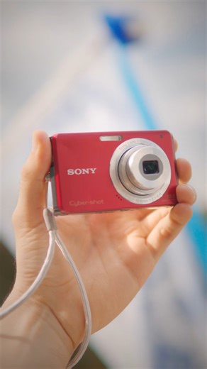 Camaras digitales retro y handycams on Instagram: "Sony Cyber-shot DSC-W180 | 💰340 mil💰 | cámara compacta digital equipada con un sensor CCD de 10.1 megapíxeles, junto a un lente con zoom óptico 3× equivalente a 35–105 mm. Cuenta con pantalla LCD de 2.7 pulgadas, estabilización digital, detección de rostro, y modos automáticos que facilitan la captura en distintas condiciones. Su diseño ligero y sencillo la hace ideal para fotografía casual y uso diario. Incluye cargador original, memory stick