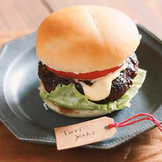 お肉感たっぷり！ 照り焼きバーガーのレシピ動画・作り方 | デリッシュキッチン