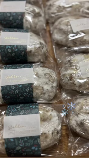 数量限定パン屋のシュトーレン販売のお知らせ 今年ももうこんな時期です。 今年はいちじくがたっぷり入り、年々進化していくa tiny step⭐︎のシュトーレンです🎄 お１つ 2400円（税込）15㎝ 写真のラッピングは変更になる場合がございます。 ご注文はDMよりご連絡ください 📦発送も承っております。（送料は別途ご連絡） 12月お渡し日 ニシイケバレイ シェアキッチンatticにて 12/2.9.19.23火曜日 10:00〜17:00 希望受取日もご連絡ください。 すでにご予約いただいてる方はお渡し日をご連絡いたします。 クリスマスもたくさんの美味しいに出会えますように #atinystepパン教室#ニシイケバレイ #シェアキッチン #西池袋 #フルーツカッティング #ニシイケバレイattic #シュトーレン | A tiny step（パン教室）