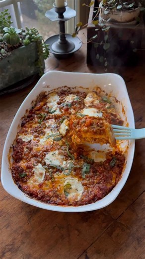 Kristy Hawk on Instagram: "High Protein Lasagna I’ve been wanting to make this ever since I first tried the viral cottage cheese flatbread. I finally did and it was so delicious!! 😋👏🏼 You can find my Homemade Italian Seasoning in my new cookbook! www.Kristyslifestyle.com RECIPE - Makes 9 pieces INGREDIENTS: 2 - Cottage Cheese Flatbreads 👇🏼 1 lb ground pork sausage 1 & 1/2 cups Rao’s marinara sauce 1/2 cup blended cottage cheese 1 egg 1 tsp Italian seasonin