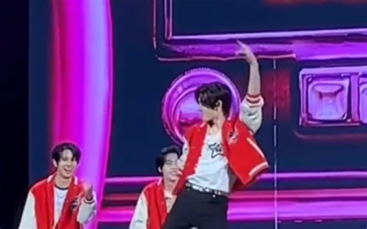 朴成训《fast forward》舞蹈challenge (滑子跳女团舞好卖力哈哈哈哈哈哈哈哈