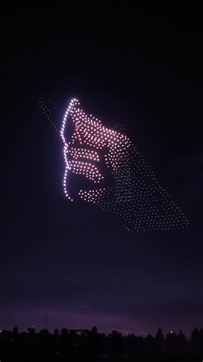 Drone Show Snap🫰🤯 A giant hand made of 1,000 drones snapped a fireball into existence at this year’s @skywarsevent 🔥 | Sky Elements Drones