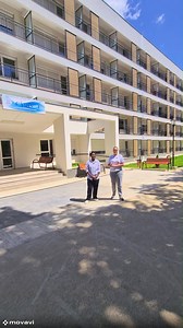 👩‍🎓👨‍🎓 Vii la facultate și te gândești unde o să stai? Hai să-ți arătăm căminul J de la Universitatea „Dunărea de Jos” din Galați! 📍 Cămin nou, modern, renovat complet! 🛏️ Camere spațioase, paturi comode și mobilă nou-nouță. 📶 Wi-Fi care chiar merge bine – nu glumim! 🚿 Baie proprie în cameră. Da, ai citit bine. 🍽️ Chicinetă ca să-ți faci cafeaua de dimineață sau pastele de la miezul nopții. 💙 Curățenie, liniște, tot ce ai nevoie ca să înveți, să te relaxezi și să te simți ca acasă. 📚 