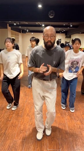 2.9M views · 101K reactions | The Boneless 2-Step go crazy w/ da shoulder work 藍 | Lew Sid | Facebook