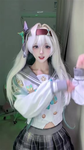 Cute Firefly Cosplay: A Dance Tutorial for Fans