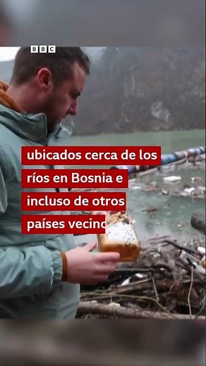 El impactante río ahogado en basura captado por drones #shorts