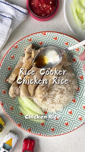Cook your Hainanese Chicken Rice in a RICE COOKER under 30 minutes. This is a super easy way to serve that delicious Chicken Rice when you are in a hurry. I’ve tried and tested countless times and always turns out great! Anybody can do this! 😋 Full recipe link in bio ❤️ #chickenrice #ricecookerrecipe #easyrecipe