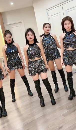 Mua Thị Dua Nhảy Ở Phố Đi Bộ