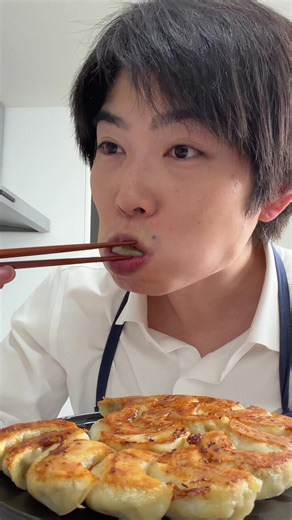 どーもーマザコンでーす💖 タコとトマトの和マリネ 〈材料〉 タコ（ボイル）：100g ミニトマト：10個程度（半分に切る） 紅生姜：15g（粗みじん切り） アボカド：1/2個（1.5cm角に切る） 大葉と白ごま：適量 ▪️ドレッシング オリーブオイル：小さじ2 ごま油：小さじ1 紅生姜の漬け汁：小さじ1 塩昆布：ひとつまみ ブラックペッパー：少々 〈作り方〉 ①タコは一口大の乱切りにします。ミニトマトは半分、アボカドはタコと同じくらいのサイズにカットします。 ②ボウルにドレッシングの材料をすべて入れ、先に塩昆布をふやかして旨味を油に溶かします。 ③ボウルにタコ、トマト、アボカド、紅生姜を入れてさっくり混ぜ合わせます。アボカドが崩れないよう、優しく和えるのがコツです。 ④器に盛り付け、仕上げに刻み海苔（または白ごま）を散らして完成。 パプリカとスペアリブのバルサミコ煮 〈材料〉 豚スペアリブ：300～400g 赤・黄パプリカ：各1/2個（一口大に切る） 玉ねぎ：1/4個（くし形切り） 塩・胡椒：少々 水：50ml（お肉を柔らかく蒸す用） 油：適量 ▪️合わせ調味料 バルサミコ酢：大さじ