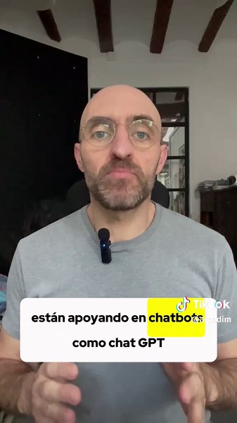 Un nuevo estudio de Common Sense Media y la Universidad de Stanford revela que 3 de cada 4 adolescentes usan la IA como compañía emocional, confiando en chatbots como ChatGPT, Claude o Gemini para hablar de ansiedad, tristeza o soledad. El vídeo expone por qué estos sistemas son considerados “fundamentalmente inseguros” para conversaciones de salud mental y analiza tres patrones críticos: La confianza transferida: los jóvenes asumen que, si la IA sirve para estudiar, también sirve para manejar e