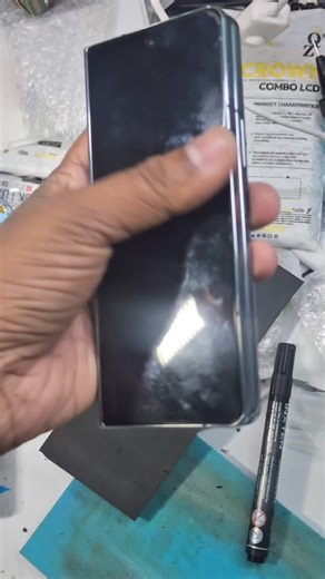 Mobi Zone on Instagram: "Samsung fold 4😩display not working 😕 flex damaged 😶😜mobilezone_glassreplacemant 💢madurai ☺️ #samsung #flip #trending #madurai #service"