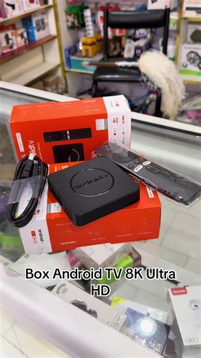 Box Tv est un décodeur Android TV 8K Ultra HD, un appareil conçu pour transformer un téléviseur classique en Smart TV. Il fonctionne sous le système d'exploitation Android 14.0 et permet d'accéder à plus de 3 000 applications, dont Netflix, YouTube et Spotify. Caractéristiques principales Résolution : Supporte le décodage vidéo 8K Ultra HD pour une image très haute définition. Connectivité : Équipé du Wi-Fi double bande (2.4G & 5G) et du Bluetooth pour une connexion stable. Fonctionnalités intég