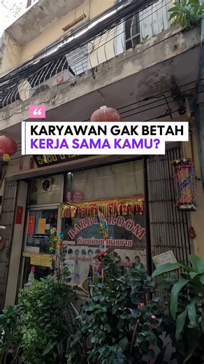 Templatepengusaha.id on Instagram: "🤔 “Karyawan gak betah kerja sama kamu?” Kadang masalahnya bukan karena kamu galak. Bukan juga karena timnya manja. Seringnya karena kerjaannya gak jelas. Hari ini disuruh A, besok berubah jadi B. Pegangan gak ada, arahan sering ganti. Tim bingung, kamu capek jelasin, dan ujung-ujungnya sama-sama frustrasi. Kalau kerjaan sering berubah dan gak ada panduan yang konsisten, wajar kalau tim jadi gak betah. Di sinilah SOP sebenarnya bantu dua arah: kamu dan tim. De