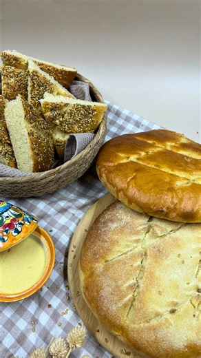 ✨ Aujourd’hui on prépare le Bel Orient 🌞 Un pain moelleux aux délicieuses saveurs méditerranéennes, parfait pour mettre du soleil dans vos repas ! Disponible nature, aux graines ou à la semoule 🌾 Son petit plus ? Il est idéal pour accompagner vos plats en sauce, vos soupes ou vos salades. 👉 Et vous, vous le dégustez avec quoi : plutôt plat en sauce, soupe ou salade ? #AtelierBanette #Boulangerie #PainArtisanal #PainMaison #BelOrient #cuisinemediteraneene #FaitMaison | L'Atelier Banette