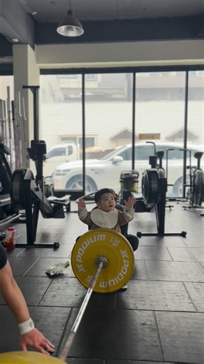 울산크로스핏 크로스핏빌리버블 on Instagram: "* 일일무료체험 가능 (프로필 링크 예약) * 일주일체험권 (프로필 링크 예약) 251220 Today’s workout 오늘의 운동 ㅡㅡㅡㅡㅡㅡ “Team workout” Team of 2 120cal Rowing 80 Thruster 115/75 60 Syn) Lateral burpee over bar ㅡㅡㅡㅡㅡㅡ * 현대자동차 주간연속 2교대 포인트 사용 가맹점 *빌리버블 은 울산 내의 가장 오래된 CrossFit 정식 지부입니다. (Since 2013) *빌리버블 은 정규수업 내에서 중상급자버전, 초보자버전 두가지의 프로그램을 제공합니다. *CrossFit 은 남녀노소 제약없이 누구나 할수 있는 운동입니다. *CrossFit 정규 수업내에서 본인 체력수준에 맞게 난이도 조절이 가능하여 운동을 전혀 안해보신 분들도 충분히 시작할수 있습니다. *CrossFit 은 정규 수업내에서 본인이 할수 있는 수준에 최대한 맞춰 최고의