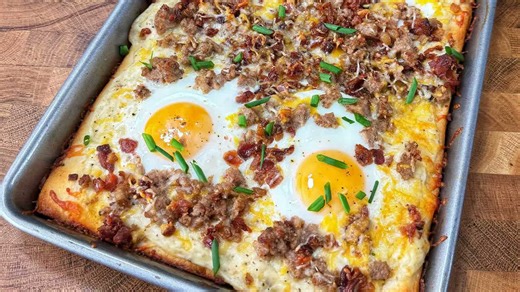 How to make homemade breakfast pizza with crispy crust and eggs
