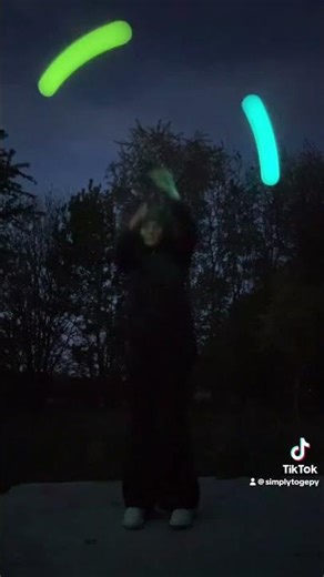 Hey look! It’s nighttime❤️❤️ #flowartist