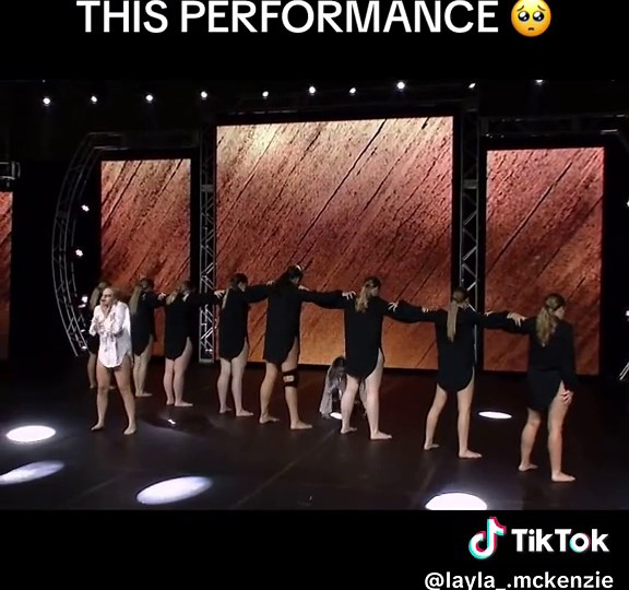 Emotional Contemporary Dance Performance: Leave the Light On