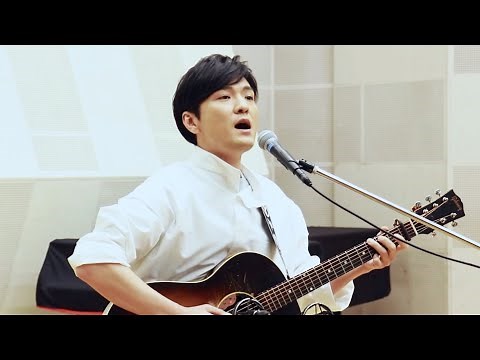 森山直太朗、コロナ禍の卒業生にサプライズで「さくら」熱唱 カロリーメイト「さくら」を贈るプロジェクト