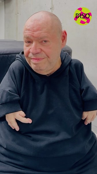 Was für eine Freude und Ehre, Thomas Quasthoff als Sprecher in den „Gurre-Liedern“ zu begrüßen! 🎉 Und nicht nur wir haben einen Grund zu feiern, sondern auch er, wie er uns verraten hat… ! 😊🥳@quasthoffthomas #brso #symphonieorchesterdesbayerischenrundfunks #sirsimonrattle #thomasquasthoff #gurrelieder #sprecher #rehearsal #orchestra #brso75 #galaconcert (c) BR / Astrid Ackermann | Symphonieorchester des Bayerischen Rundfunks