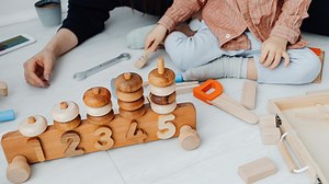 6 Pilihan Mainan Edukasi untuk Merangsang Sensorik Bayi Usia 6-12 Bulan